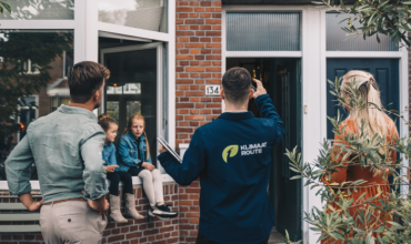 Een werknemer van Klimaatroute checkt hoe een woning geïsoleerd is.