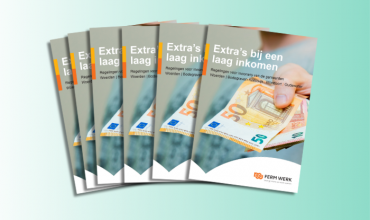 Een stapel brochures met de titel 'Extra's bij een laag inkomen' op een groene achtergrond. 