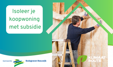 Een man isoleert een muur. Tekst: 'Isoleer je koopwoning met subsidie.'