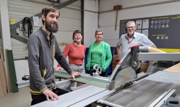 Foto van Lior, jobcoach Coosje de Boeck, accountmanager Adith van Vuuren en Ron Blok van de Praxis Woerden.