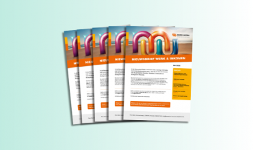 Een stapel Nieuwsbrieven Werk & Inkomen op een lichtgroene achtergrond.