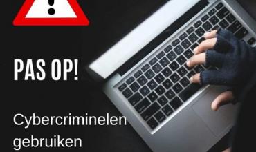 Laptop met een gehandschoende hand en een gevarenbord. Ook de tekst: PAS OP! Cybercriminelen gebruiken energietoeslag
