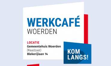 Graphic met blauwe en rode kleuren en met een koffiekopje op de achtergrond. Tekst: ‘Werkcafé Woerden. Locatie: Gemeentehuis Woerden (Raadzaal). Blekerijlaan 14. Kom langs!’
